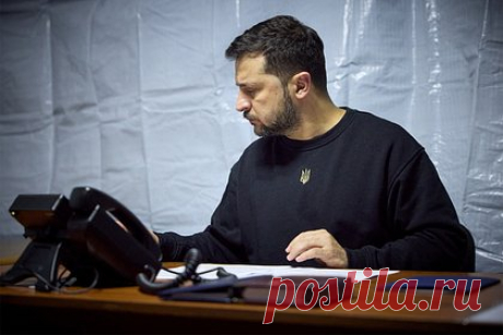 В США указали на изменения в поведении Зеленского. Американский подполковник в отставке Дэниел Дэвис указал на изменения в поведении президента Украины Владимира Зеленского. По его словам, украинский лидер утратил какую-либо уверенность из-за провалов Вооруженных сил республики в противостоянии Российской армии и огромных потерь.