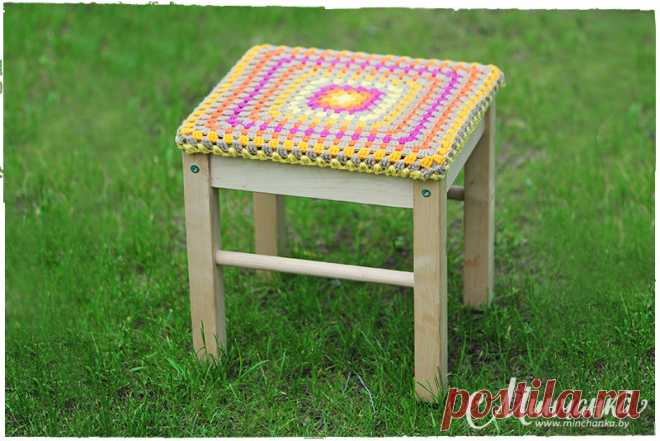 Вязаный чехол для табуретки - Эфария Творчество неисчерпаемо, вязальных дел мастера и любители применяют этот мотив по-новому, используют новые краски и приемы, привносят различные свежие и давно забытые нюансы. Тема бабушкиного квадрата неувядаема. Так вот Вам идея чехла на табурет. Нам понадобится: хлопковые или полушерстяные нитки разных оттенков; крючок подходящего размера; тонкая резинка. 1 ряд: 6 воздушных петель сомкните в колечко.