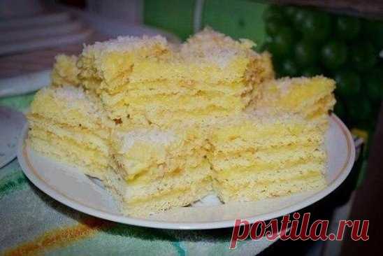 Торт Рафаэлло. Мягкий и очень вкусный.
2 яйца и 1 стакан сахара взбить, добавить 200 гр творога, добавить 1 ч.л. соды, ½ ч.л. соли, 1 стакан муки, взбить, добавить 2-ой стакан муки, перемешать ложкой.
Разделить тесто на 8 комочков, поставить на 1 час в холодильник.
КРЕМ:
2 яйца, 1 стакан сахара смешать, добавить 1,5 ст.л. муки, 400-500 мл. молока, все взбить, поставить на огонь. Помешивая, довести до кипения, сразу снять с огня, добавить 200 гр. сливочного масла, перемешать.
Коржики выпекать