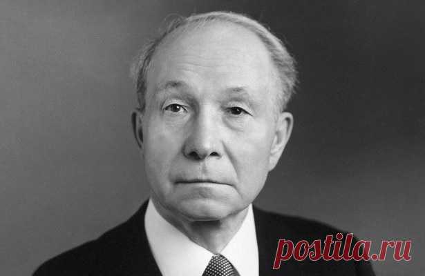 «Неизвестный вождь»: как Василий Кузнецов 3 раза руководил СССР Владимир Ленин, Иосиф Сталин, Никита Хрущев – об этих и других руководителях советского государства известно всем. Однако был в истории СССР человек, который несколько раз возглавлял страну, но при этом оставался в тени. Его звали Василий Кузнецов, и он трижды формально занимал высший государственный пост в первой половине 1980-х годов.