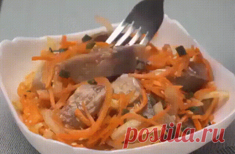 Вкусная селедка по корейски. Идеально подавать как на праздничный стол, так и на каждый день. Очень долго искала этот рецепт, но дело того стоило))) Попробуйте, не пожалеете.
Ингредиенты: 
сельдь - 2шт. (замороженные или свежие) 
лук - 4шт. 
перец черный молотый - пол чайной ложки 
перец красный молотый - пол чайной ложки 
соль - 1ст.ложка 
соус томатный - 1ст.ложка 
уксус - 50-60мл. 
масло растительное - 125мл (рафинированное)