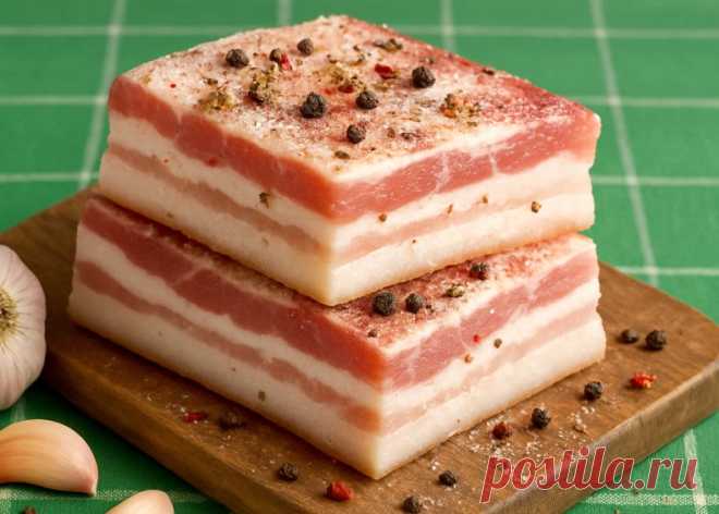 Нежное домашнее сало сухого посола с чесноком и специями
Такое сало получается мягкое, ароматное и отлично хранится, а вкус раскрывается с каждым днём всё ярче, делая ломтик буквально тающим во рту.
Что потребуется
свежий шпик с мясными прослойками — около 1 кг

соль крупная — 4 ст. л. без горки

чеснок — 5–7 зубчиков

смесь перцев грубого помола — 1 ч. л.

лавровый лист — 3–4 шт.
паприка или хлопья острого перца — по вкусу