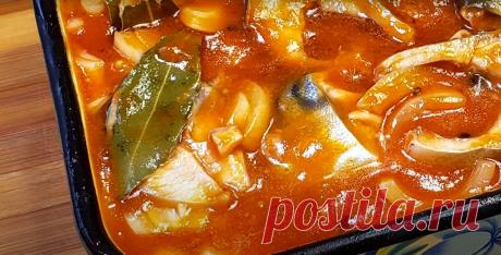 Точно круче красной рыбы. Скумбрия в томатном маринаде Скумбрия в томатном маринаде всегда получается идеально и такая закуска точно понравится вашей семье и гостям за новогодним столом. Для приготовления вам потребуются такие ингредиенты: скумбрия, 2 шт;...