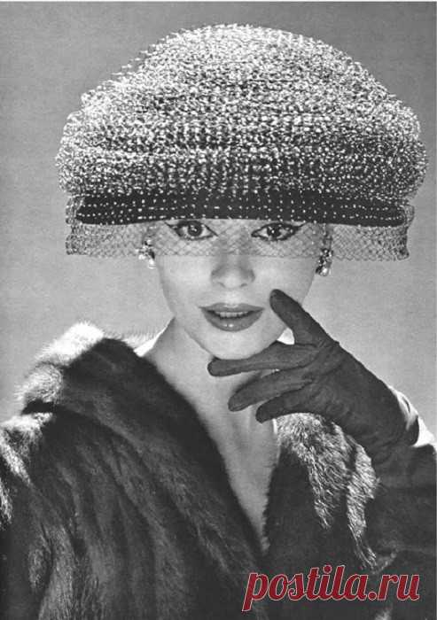 Пускай проносятся года,
Я повторю упрямо:
- Снимите шляпы, господа,
Пред вами в шляпке –дама…