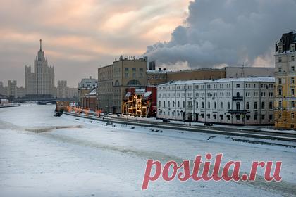 Москвичам назвали сроки прихода зимы. Жителям Москвы стоит ждать прихода метеорологической зимы в конце ноября — начале декабря. Синоптики отметили, что неустойчивый характер погоды сохранится до начала третьей декады ноября. В среду среднесуточная температура воздуха опустится ниже нуля градусов, однако в четверг она вновь повысится.