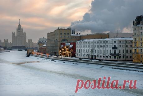 Москвичам назвали сроки прихода зимы. Жителям Москвы стоит ждать прихода метеорологической зимы в конце ноября — начале декабря. Синоптики отметили, что неустойчивый характер погоды сохранится до начала третьей декады ноября. В среду среднесуточная температура воздуха опустится ниже нуля градусов, однако в четверг она вновь повысится.