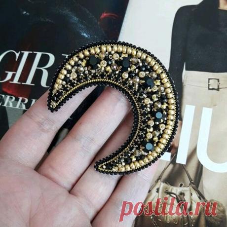 Брошь "Месяц 6" – купить в интернет-магазине на Ярмарке Мастеров с доставкой Брошь &quot;Месяц 6&quot; - купить или заказать в интернет-магазине на Ярмарке Мастеров | Красивая черно-золотая брошь в форме месяца.