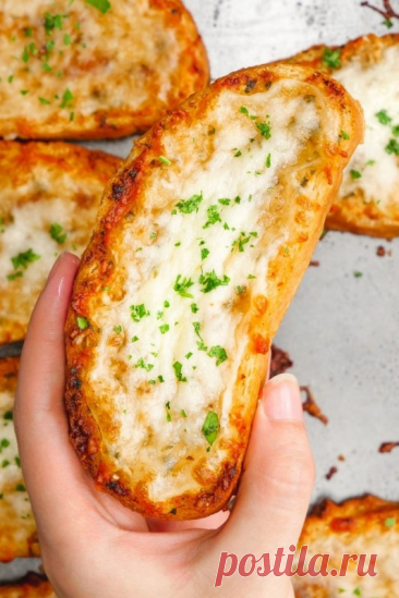 Запеченный хлеб с чесноком Ингредиенты:1/2 чашки сливочного масла, размягченного до комнатной температуры3 головки чеснока2 столовые ложки оливкового масла400 г батона2 столовые ложки нарезанной свежей петрушки1 чашка тертого сыра (хорошо использовать романо или пармезан)1/8 чайной ложки солиПриготовление:1. Выньте...