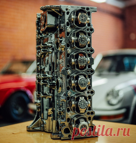Полка для хранения часов, сделанная из блока цилиндров двигателя BMW S52 от модели BMW M3 E36 для американского рынка.