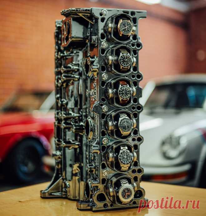Полка для хранения часов, сделанная из блока цилиндров двигателя BMW S52 от модели BMW M3 E36 для американского рынка.
