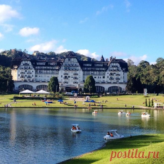 O Palácio Quitandinha, Petrópolis. Que lindo é este lugar! Quero passar final da semana lá. E o tempo em Petrópolis? Tão gostoso! Петрополис - императорский город недалеко от Рио, расположен в горах, поэтому погода там на мой вкус намного приятнее! Сегодня был приятный прохладный воздух! Муж тоже любит такую погоду больше, даже заговорил о переезде в этот город. Тут можно купить дом по цене квартиры в Рио. На фото - дворец, построенный в 1941 году, одно время это был отель! Правда, хотелось бы