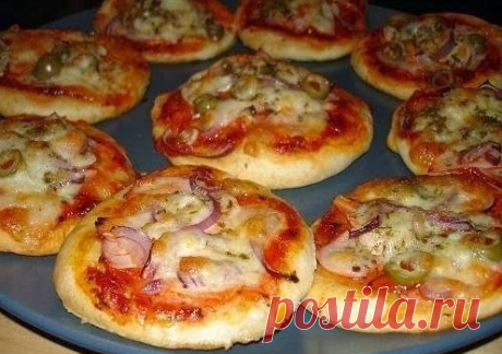 Маленькая пицца

Очень простой и вкусный рецепт пиццы.Начинку можно сделать на своё усмотрение.

Ингредиенты:

Мука пшеничная 1.5 стакана
Молоко 150 мл
Дрожжи сухие 1.5 ч.л
Масло растительное 3 ст. л
Ветчина 250 гр
Шампиньоны 150 гр
Перец болгарский 1 шт
Лук салатный 0.5 шт
Сыр 250 гр
Томатный соус 5 ст. л.
Прованские травы 0.5 ч.л
Чеснок 1 зубок
Соль, перец 0.25 ч.л
Сахар 1 щепотка.

Приготовление:

1. Приблизительно количество маленьких пицц 10 шт.
2. В теплом молоке рас...