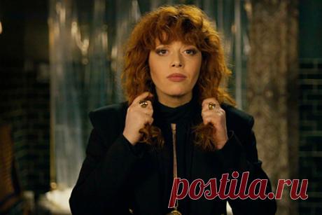 Опубликован тизер второго сезона сериала «Жизнь матрешки». Опубликован тизер второго сезона сериала «Жизнь матрешки» (Russian Doll) с Наташей Лионн в главной роли. В нем героиня Надя оказывается в поезде, а затем падает с лестницы в переходе. В кадре также мелькает ванная комната, с которой начинается первый сезон. Новые эпизоды шоу выйдут 20 апреля.