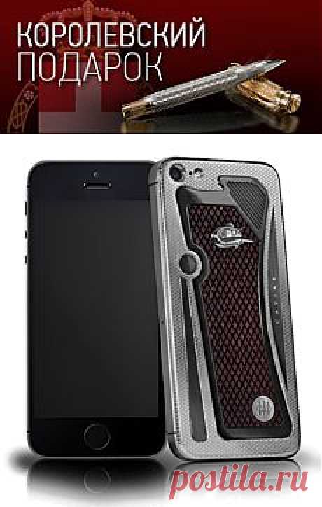 CAVIAR iPhone 5S
Titano Beretta LE 
Для тех, кто любит риск, крепко стоит на ногах и знает цену настоящим поступкам, итальянские мастера создали телефон Titano Beretta, аналогов которому нет в мире.
Панель этого телефона стилизована под рукоять знаменитого итальянского пистолета Beretta 92, ставшего классикой оружия. Новый Caviar стал настоящим воплощением несокрушимой силы.
Внушительный дизайн аппарата построен на сочетании сверхпрочного титана и дорогого красного дерева
