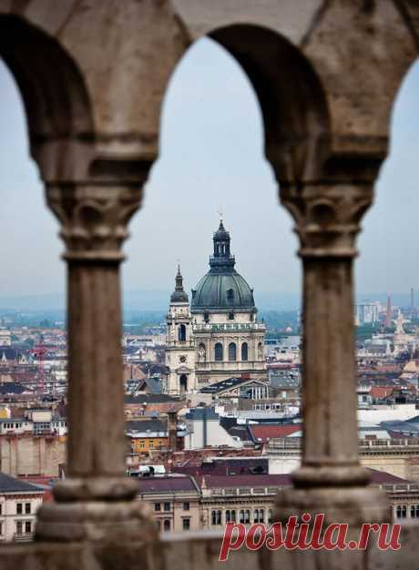 St. Stephen's Basilica as seen from the Fisherman's Bastion (Budapest, Hungary)  |  Найдено на сайте travelingcolors.tumblr.com.