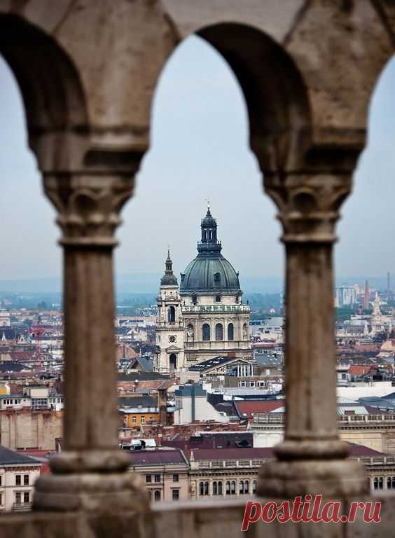 St. Stephen's Basilica as seen from the Fisherman's Bastion (Budapest, Hungary)  |  Найдено на сайте travelingcolors.tumblr.com.