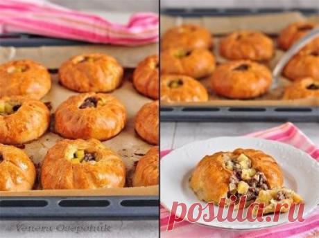 Вак балиш (маленькие пироги с мясом и картошкой)
Я сегодня со своими любимыми пирогами!))) Они у меня получаются очень вкусные, вот честно!)))
На мой взгляд, на пресном тесте намного вкуснее, вся наша семья любит вак-балиш именно такие.
"Вак балиш" - традиционное татарское блюдо, в дословном переводе "маленький пирог" (вак - маленький, балиш - пирог).
Вам потребуется:
Мука - 700 гр.,
Масло сливочное - 250 гр.,
Кефир - 500 мл.,
Сода чайная - 1 ч.л.,
Соль - 1 ч.л.
Начинка:
Говядина (мякоть) -