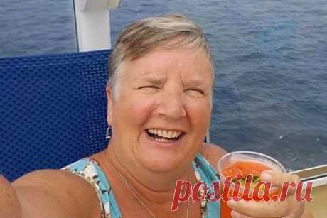Пожилая туристка покаталась на экстремальном аттракционе и погибла. В США пожилая туристка занялась скайдайвингом и погибла из-за поломки парашюта. Несчастный случай произошел утром в субботу, 24 июля, в районе Вестфорд в Нью-Йорке. 59-летняя Карен Бернард (Karen Bernard) из Флориды решила покататься на экстремальном аттракционе, однако парашют не раскрылся.