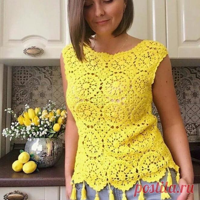 ​Яркий топ с бахромой Яркий топ с бахромойЯркий топ с бахромой создан из двух видов мотивов, циклично соединенных друг с другом.