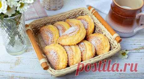 Готовим нежные и рассыпчатые сочники, как в СССР: классический рецепт, проверенный временем — читать на Gastronom.ru Поколение, детство которого пришлось на времена Советского Союза, помнит выпечку, продававшуюся во всех школьных буфетах.  Молочные коржики, песочные полоски, заварное кольцо с творогом, пирожки с повидлом, сосиски в тесте и любимые многими сочни: со - статья на кулинарном сайте Gastronom.ru