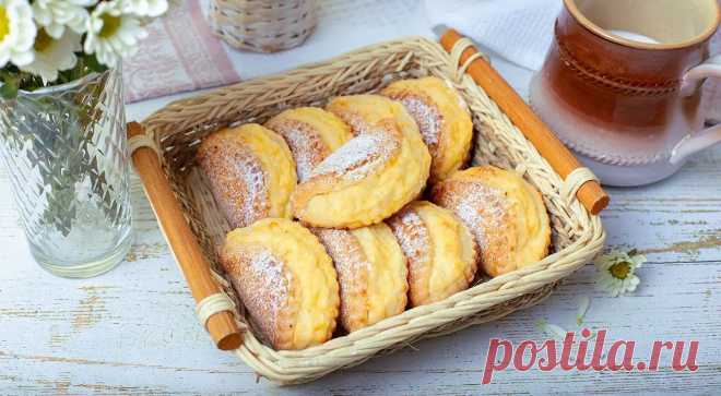 Готовим нежные и рассыпчатые сочники, как в СССР: классический рецепт, проверенный временем — читать на Gastronom.ru Поколение, детство которого пришлось на времена Советского Союза, помнит выпечку, продававшуюся во всех школьных буфетах.  Молочные коржики, песочные полоски, заварное кольцо с творогом, пирожки с повидлом, сосиски в тесте и любимые многими сочни: со - статья на кулинарном сайте Gastronom.ru