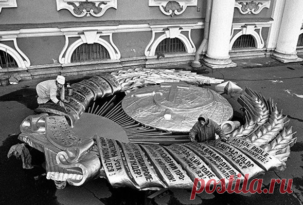 Государственный герб – важнейший символ любой страны, символически олицетворяющий ее душу. Изображению герба большинство стран современного мира уделяют первоочередное значение. Тем не менее, порой происходят ситуации, когда на государственном гербе по ошибке или злому умыслу появляются вопиющие ляпы. Так случилось в двадцатые годы прошлого века с государственным гербом СССР.