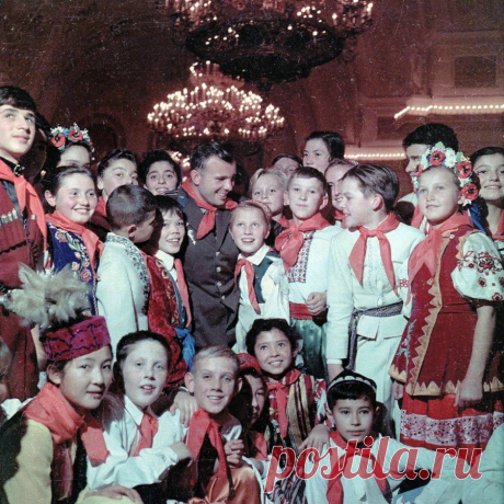 (72) Твиттер
Лётчик-космонавт Ю.А. Гагарин с пионерами в Кремле. 1962 г.
