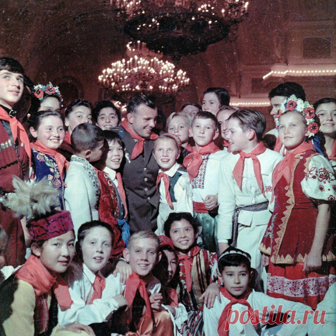 (72) Твиттер
Лётчик-космонавт Ю.А. Гагарин с пионерами в Кремле. 1962 г.