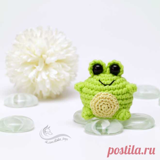 PDF Лягушка брелок крючком. FREE crochet pattern; Аmigurumi toy patterns. Амигуруми схемы и описания на русском. Вязаные игрушки и поделки своими руками #amimore - маленький брелок в виде лягушки, лягушонок.