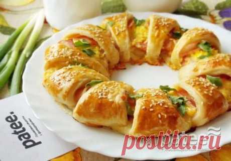 Слоеный пирог с сыром и беконом