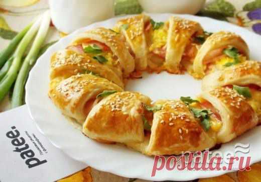 Слоеный пирог с сыром и беконом