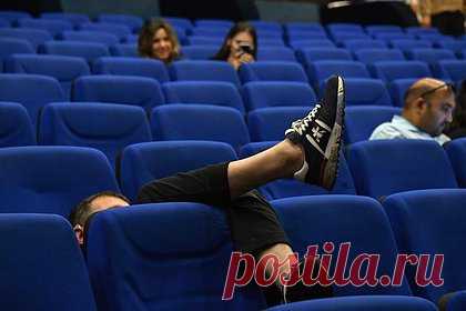 Глава Ассоциации владельцев кинотеатров поддержал принудительное лицензирование. Глава Ассоциации владельцев кинотеатров (АВК) Алексей Воронков поддержал принудительное лицензирование контента. Воронков заявил, что принятие подобного закона поможет показывать в России западные новинки и отчислять за них авторское вознаграждение. По его словам, в товарах такой механизм работает еще с марта.