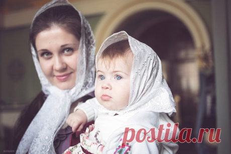 ИСПОВЕДЬ

Из рассказов священника:
В храме шла исповедь. Исповедовал мой духовник, старый и мудрый иерей. Вдруг произошло нечто непонятное. Батюшка во время исповеди встал на колени перед молодой женщиной, которую исповедовал. Мы, все, стоящие в храме, онемели.

Прошел год. Мы вновь увидели эту женщину, но с младенцем на руках. И все стало ясно.

Год назад во время исповеди мой духовник на коленях просил ее не убивать дитя во чреве. Теперь она со слезами на глазах и с ребе...