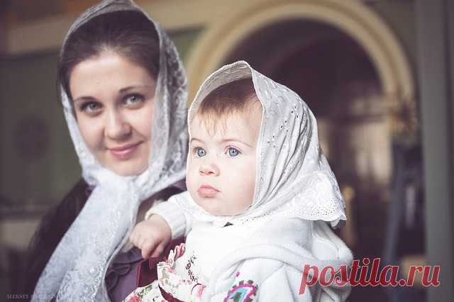 ИСПОВЕДЬ

Из рассказов священника:
В храме шла исповедь. Исповедовал мой духовник, старый и мудрый иерей. Вдруг произошло нечто непонятное. Батюшка во время исповеди встал на колени перед молодой женщиной, которую исповедовал. Мы, все, стоящие в храме, онемели.

Прошел год. Мы вновь увидели эту женщину, но с младенцем на руках. И все стало ясно.

Год назад во время исповеди мой духовник на коленях просил ее не убивать дитя во чреве. Теперь она со слезами на глазах и с ребе...