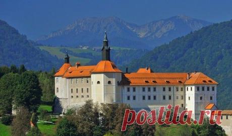 Castle Skofja Loka
Ljubljana
Castle Skofja Loka - this is one of the oldest and most well-fortified castles in Slovenia. He stands on the edge of the slope above the town. Keep a roof over the castle are the remains of an ancient fortress that was destroyed centuries ago. Was a fortress built in the XIII century, and destroyed - in 1892, when war broke out and attack. The fortress is the highest part of the castle.