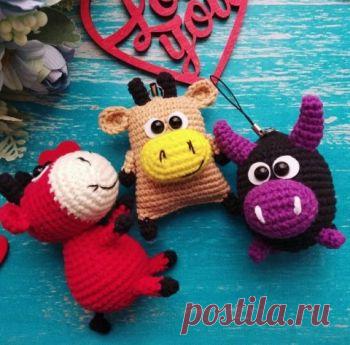 Брелок коровка, связанный крючком (символ 2021 года) Бесплатный мастер-класс от Евгении Кирюхиной Crochet toys by Evgenia по вязанию трёх разных брелоков в виде коровок и бычков. Для вязания коровки нам