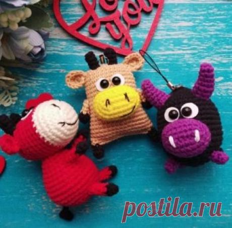 Брелок коровка, связанный крючком (символ 2021 года) Бесплатный мастер-класс от Евгении Кирюхиной Crochet toys by Evgenia по вязанию трёх разных брелоков в виде коровок и бычков. Для вязания коровки нам