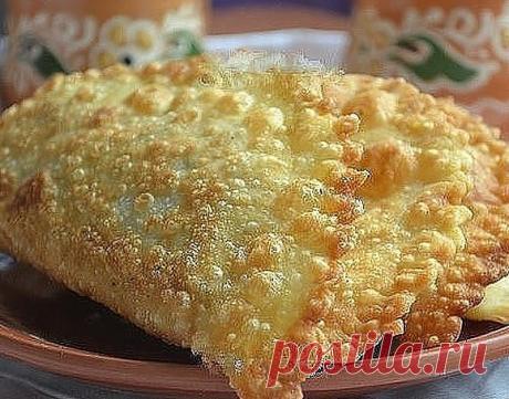 ЧЕБУРЕКИ НА ЗАВАРНОМ ТЕСТЕ !!- ВКУСНОТИЩА  НЕОБЫКНОВЕННАЯ!!!
ОБЯЗАТЕЛЬНО сохраняйте  СЕБЕ такое СОКРОВИЩЕ
ИНГРЕДИЕНТЫ:
Для теста:
● 3,5 стакана муки
● 1/2 ч. л. соли
● 1 стакан кипятка
● 100 г сливочного масла
● 1 яйцо
Для начинки:
● 500 г мякоти свинины
● 4-6 луковиц
● соль, душистый перец - по вкусу
● подсолнечное масло для жарки.
ПРИГОТОВЛЕНИЕ:
В миске смешиваем просеянную муку и соль, вливаем стакан кипятка и быстро перемешиваем вилкой. Растопленное сливочное масло сле...