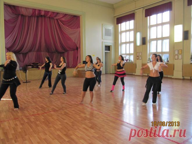 идет набор в группу новичков у Кузьминой Натальи , лучшего преподавателя высшей категории Лиги профессионалов по восточным танцам 
в программе 
изучение арабского танца
классика, фольк, ритмы и стили восточного танца, а так же сценодвижение,хореография, актерское мастерство