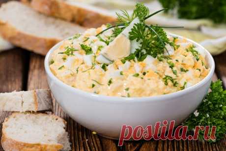 Салат с солеными огурцами и яйцами: разные вариации рецепта