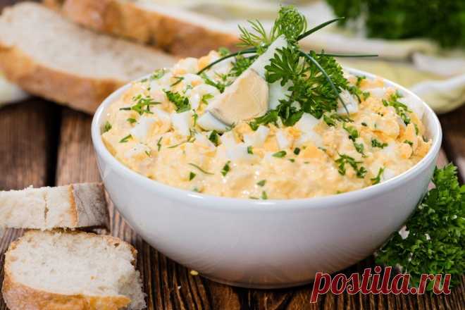 Салат с солеными огурцами и яйцами: разные вариации рецепта