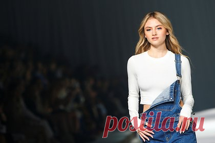 19-летнюю дочь Хайди Клум заметили в бикини на яхте. Дочь немецкой супермодели, актрисы и телеведущей Хайди Клум Лени Клум попала в объектив папарацци во время отдыха на яхте. 19-летнюю манекенщицу заметили на юге Франции на судне ее отца — итальянского бизнесмена Флавио Бриаторе. Знаменитость сфотографировали в оранжево-голубом бикини с распущенными волосами.