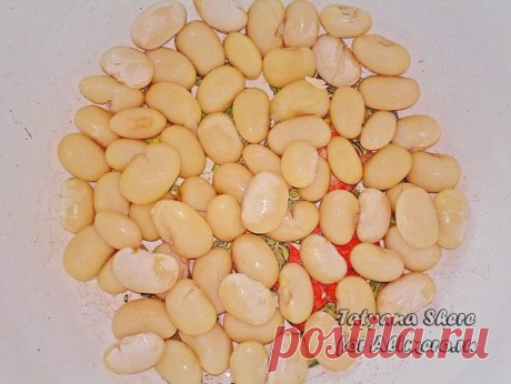 Салат с фасолью и соленым огурцом