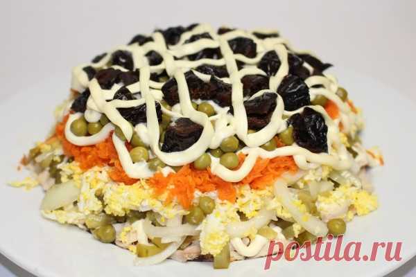 Салат «Прага» с курицей и черносливом - очень вкусный и необычный, по достоинству украсит любой праздничный стол, ингредиенты – доступные и недорогие.