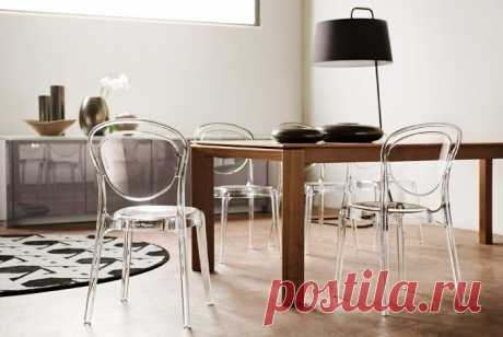 Прозрачные стулья в интерьере квартиры | Журнал "JK" Джей Кей Мода не стоит на месте и это касается не только одежды, обуви, но и интерьеров жилых помещений. Если раньше деревянная
