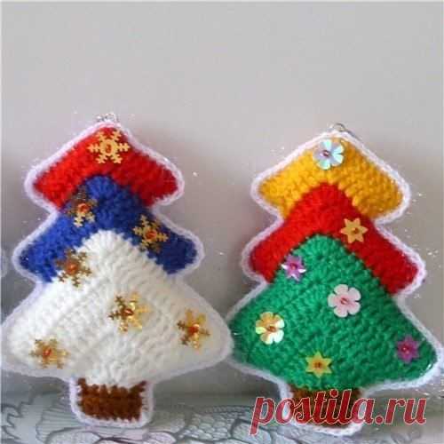Вяжем новогоднюю разноцветную ёлочку. Крючком. Схема. / knittingideas.ru