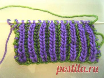 Двухцветная бриошь резинка. Такие узоры смотрятся очень стильно. Чаще всего для вязания в технике бриошь рекомендуется использовать два контрастных цвета, которые хорошо сочетаются между собой. Особой необходимости выбирать из этих двух цветов основной цвет нити - нет, так изделие, связанное в технике бриошь, а именно узором резинка 1 на 1, будет двухсторонним.