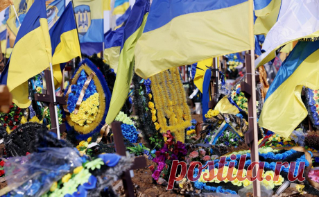 WP показала кадры с могилами солдат ВСУ на кладбище под Харьковом. Кадры с кладбища № 17 сняла польская журналистка Анна Гусарская. Над каждой из могил возвышается украинский флаг. Большинство из них принадлежат мужчинам, часть из которых одеты в военную форму