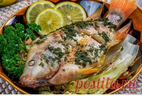 10 секретов вкусной рыбы 1. Чтобы узнать, доброкачественная ли рыба, ее опускают в таз с водой. При погружении в воду свежая рыба тонет. Или обратите внимание на жабры. Если жабры красные, то рыба свежая. Если они очень темные или бледные - не свежая.2. Чтобы было легко очистить рыбу от чешуи, ее погружают на...