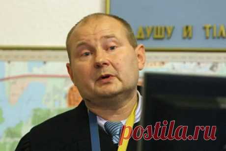 Беглый украинский судья Чаус рассказал о планах похитителей убить его. Бывший Судья Николай Чаус, бежавший в Молдавию из-за подозрений в коррупции и позже похищенный спецслужбами Украины, заявил, что стал жертвой похищения с целью убийства. По его словам, спастись от гибели ему удалось благодаря побегу от злоумышленников, после чего ему пришлось пройти пешком 50 километров.